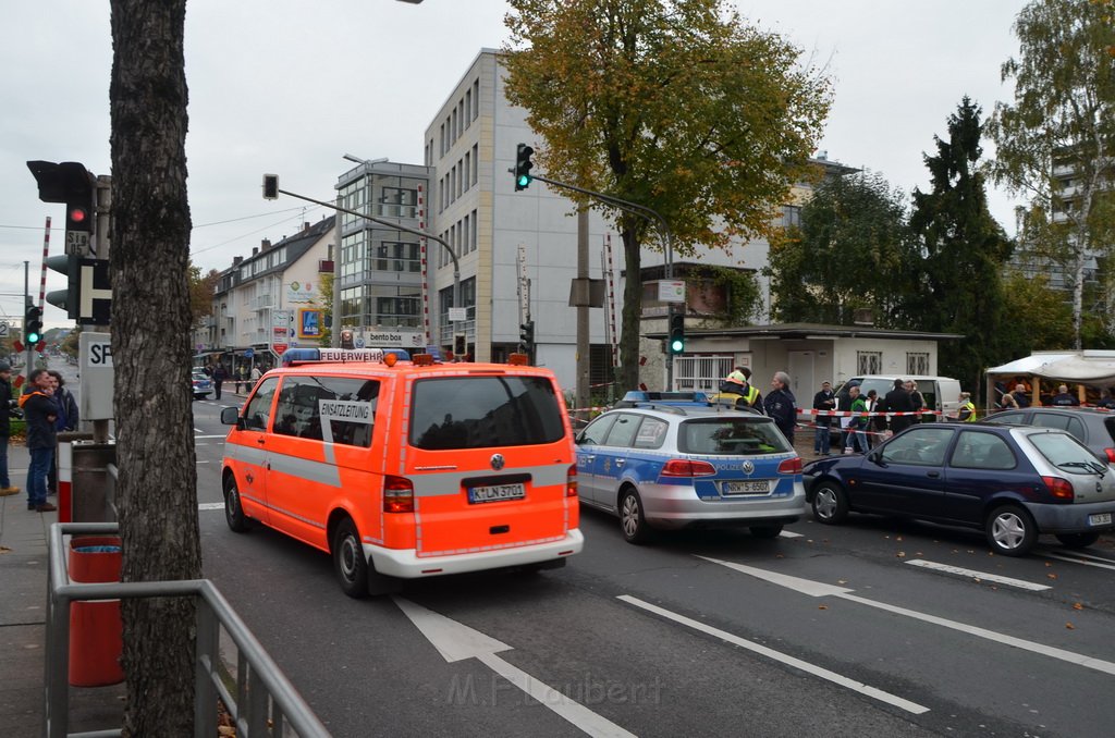 Attentat auf Fr Reker Koeln Braunsfeld Aachenerstr Wochenmarkt P07.JPG - Miklos Laubert